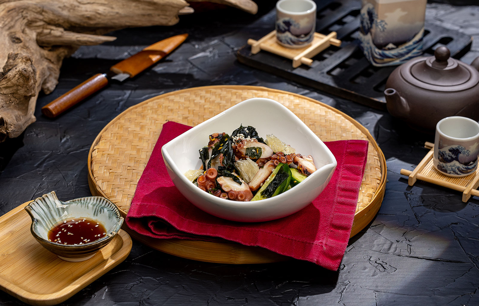 Азиатский салат с осьминогом и морской капустой